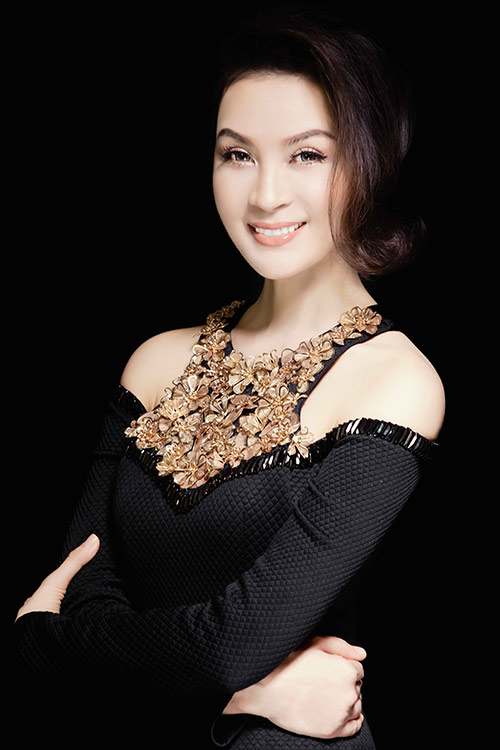 Cô được coi là một trong những mỹ nhân không tuổi trong showbiz Việt bởi vẻ đẹp rạng rỡ, trẻ trung của mình.